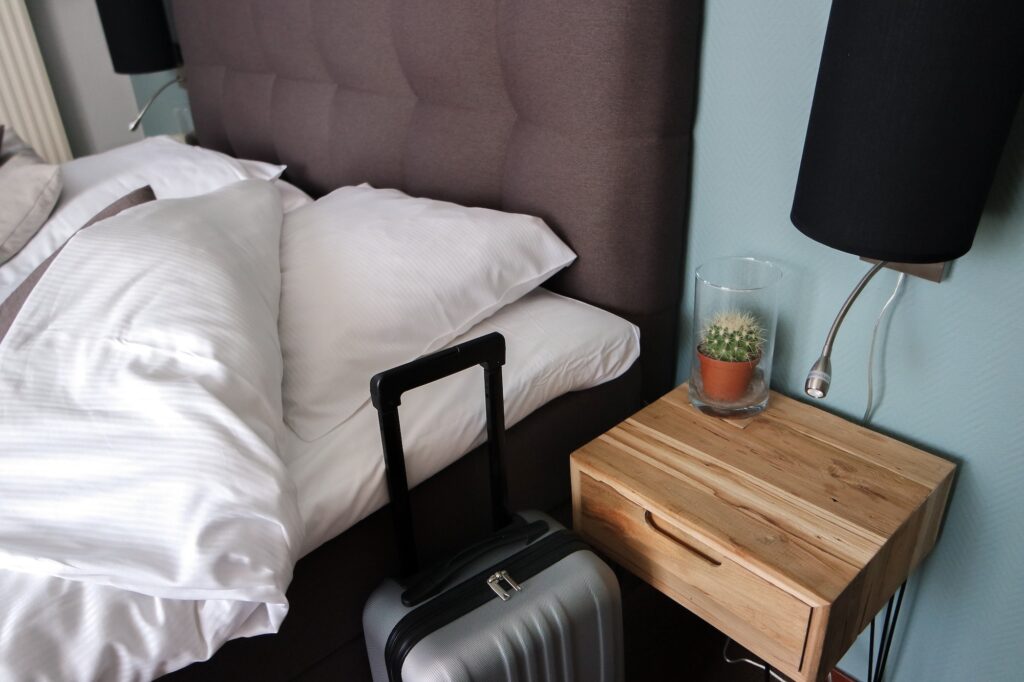 Meja Samping Custom di Kamar Tidur